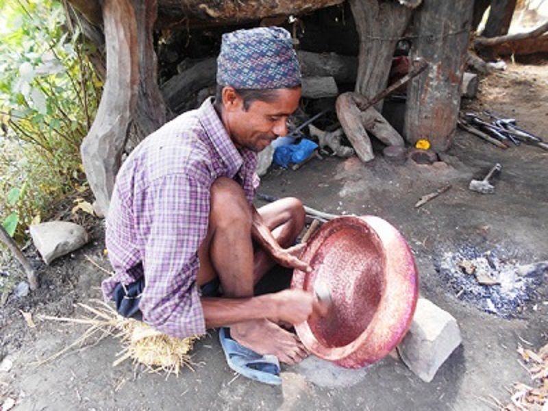 तामाका भाँडा बनाउने पेशा लोप हुँदै